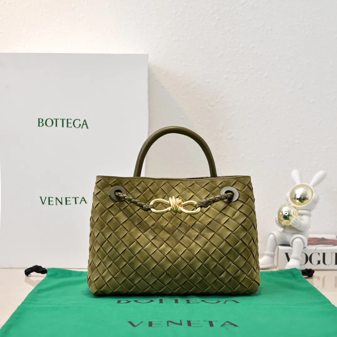 The 2024 new Andiamo batch 1920 BV has been shipped‼ ️Really popular🔥The new Andiamo woven handbag launched by Bottega Veneta this season is really popular all over the world! ! Celebrities at home and abroad have worn it, and Oscar-winning actress Michelle Yeoh has taken it out on the street. Song Jia, Trai Yara, Yu Feihong, Sanji Ayaka, Rosie Hunting-Whiteley, Yoshioka Riho, etc. have all picked up this bag. It is classic and versatile, showing off its temperament, and the bag capacity is also large, which is very convenient for daily commuting! ! A variety of carrying methods, the shoulder straps can be adjusted by yourself, the original lambskin feels soft and delicate, and the neutral style is created to break gender boundaries and bring a more practical and longer-lasting use experience. Andiamo, which has both elegant and casual styles, perfectly interprets the true appearance of "fashionable old money style". Style number: 7463 (suede) Size: 25*22*10.5cm